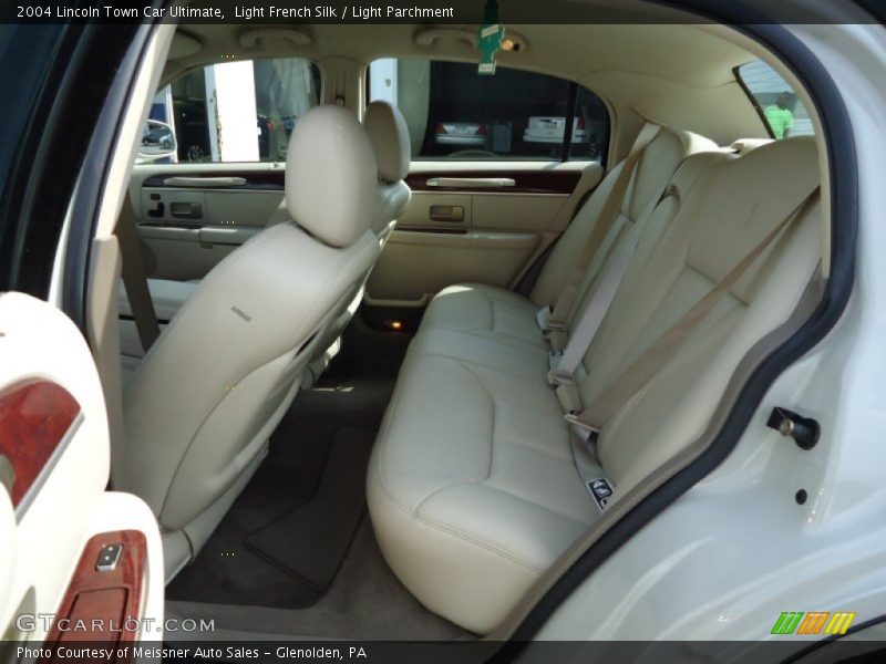 Light French Silk / Light Parchment 2004 Lincoln Town Car Ultimate