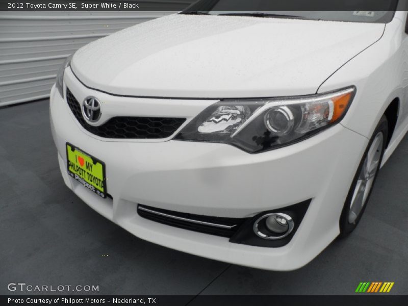 Super White / Black 2012 Toyota Camry SE