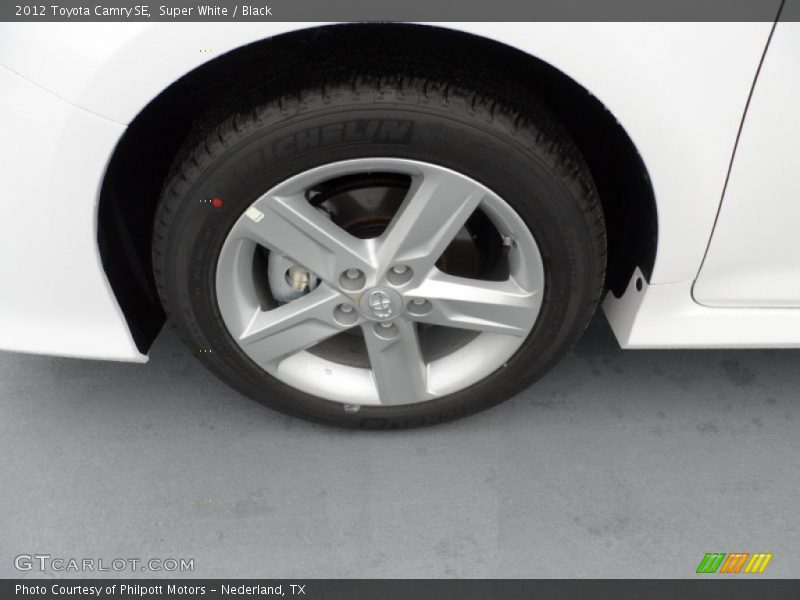 Super White / Black 2012 Toyota Camry SE