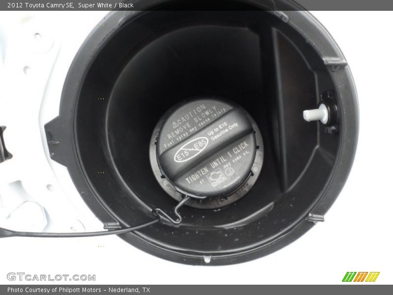Super White / Black 2012 Toyota Camry SE