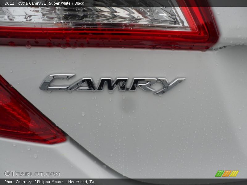Super White / Black 2012 Toyota Camry SE
