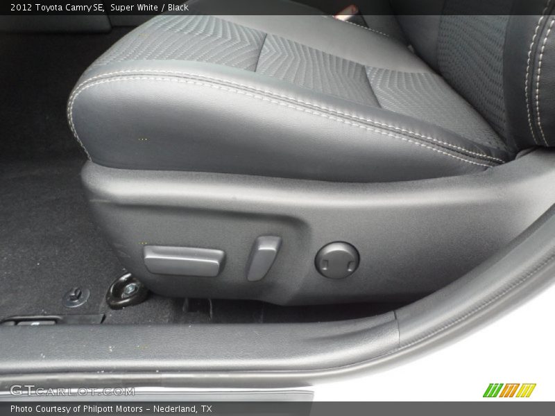 Super White / Black 2012 Toyota Camry SE