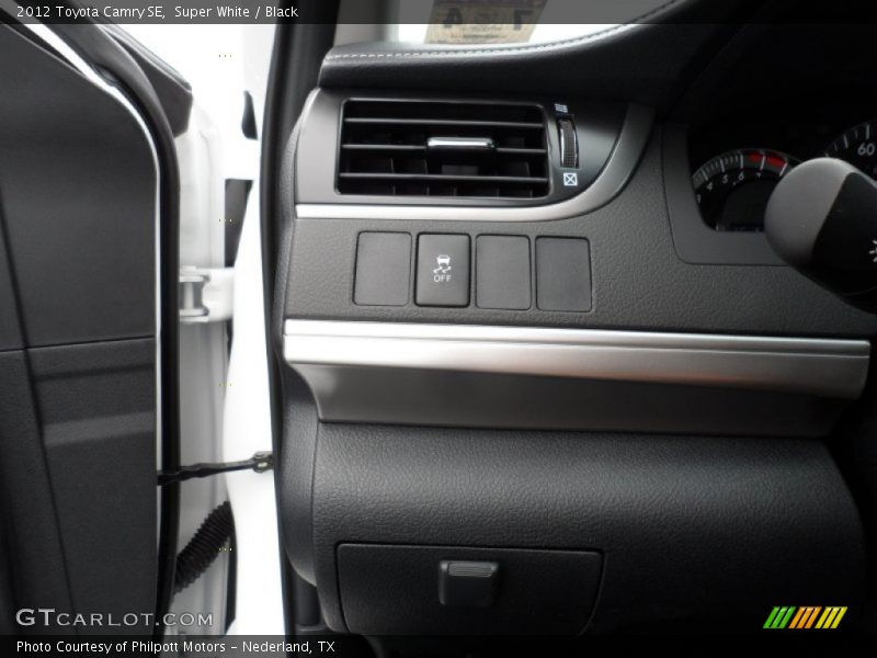 Super White / Black 2012 Toyota Camry SE