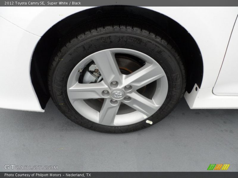 Super White / Black 2012 Toyota Camry SE