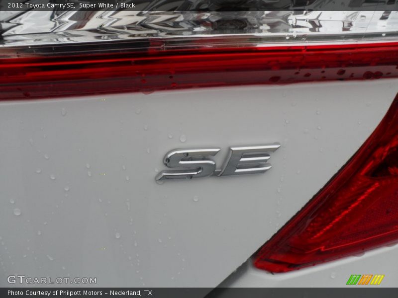 Super White / Black 2012 Toyota Camry SE