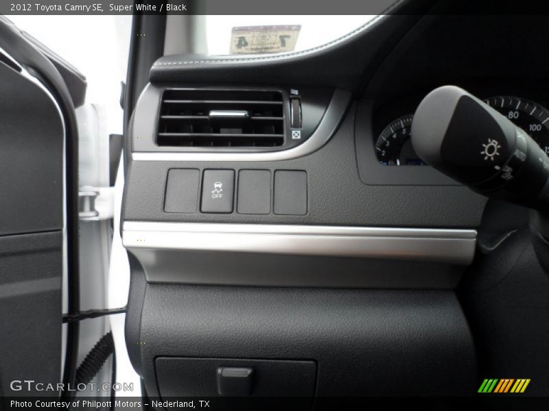 Super White / Black 2012 Toyota Camry SE