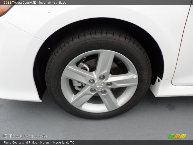 Super White / Black 2012 Toyota Camry SE