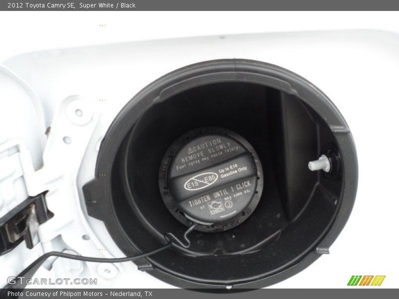 Super White / Black 2012 Toyota Camry SE