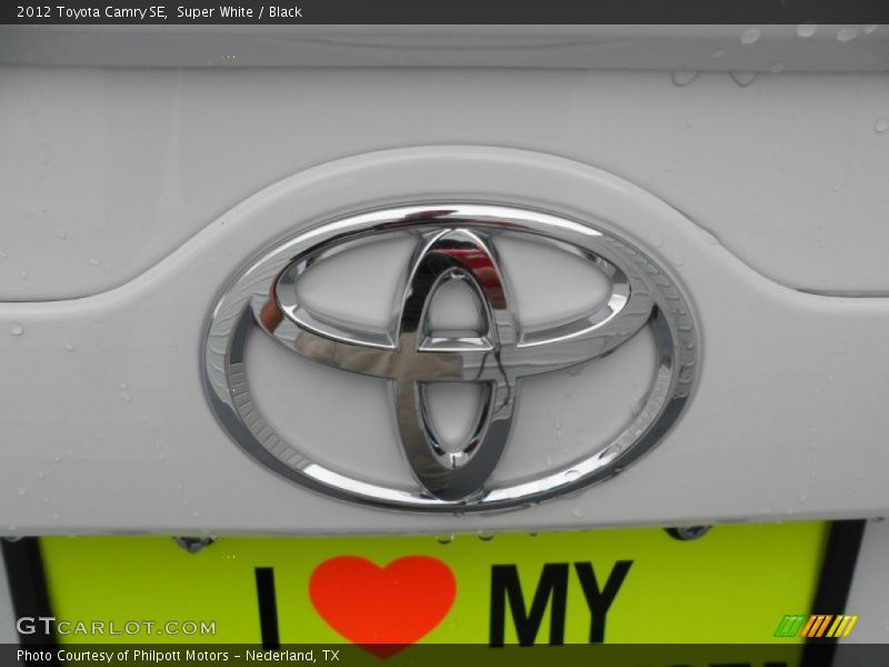 Super White / Black 2012 Toyota Camry SE