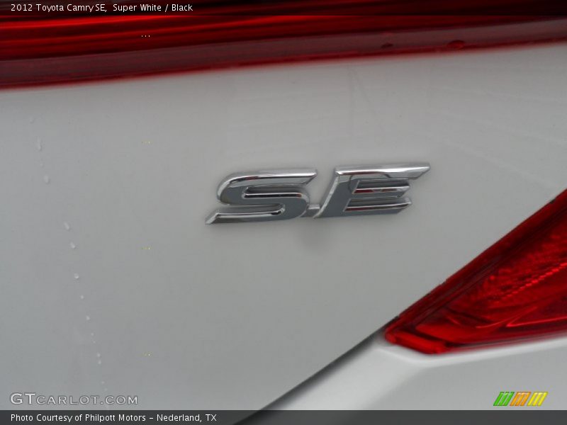 Super White / Black 2012 Toyota Camry SE