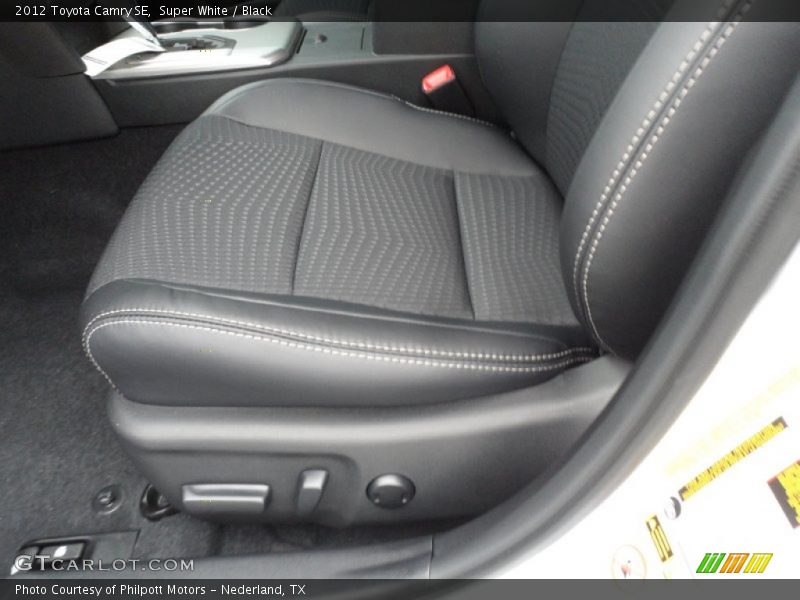 Super White / Black 2012 Toyota Camry SE