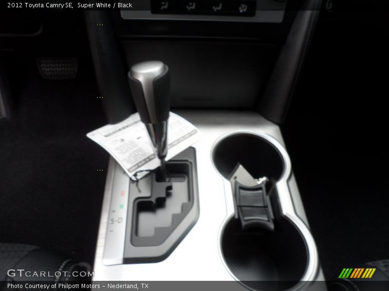 Super White / Black 2012 Toyota Camry SE