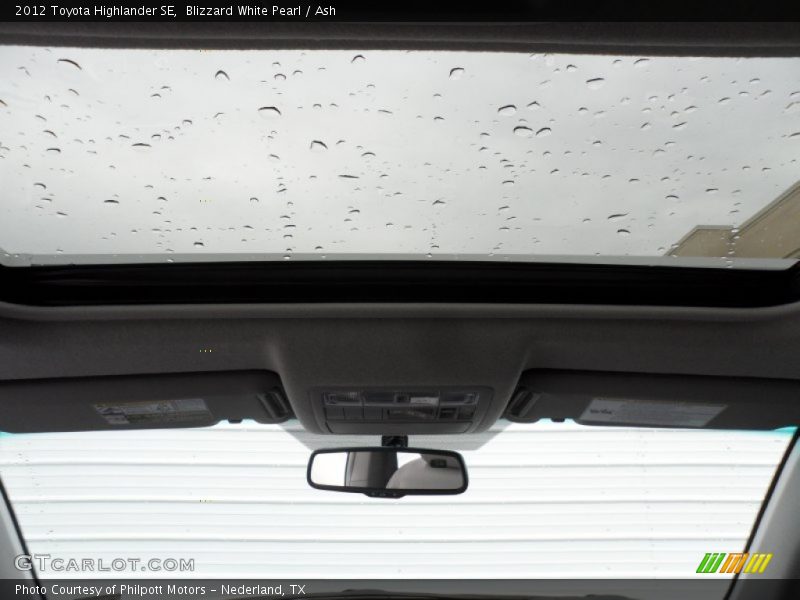 Blizzard White Pearl / Ash 2012 Toyota Highlander SE