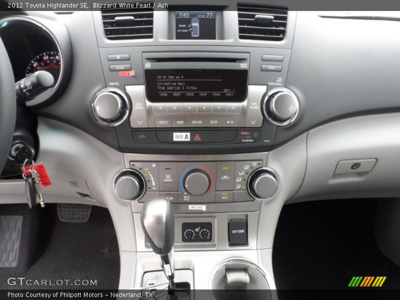 Blizzard White Pearl / Ash 2012 Toyota Highlander SE