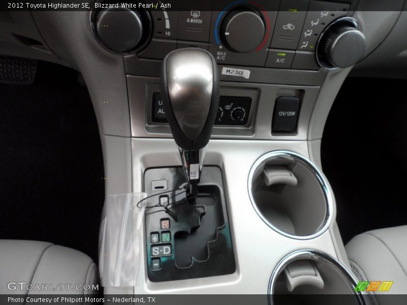 Blizzard White Pearl / Ash 2012 Toyota Highlander SE