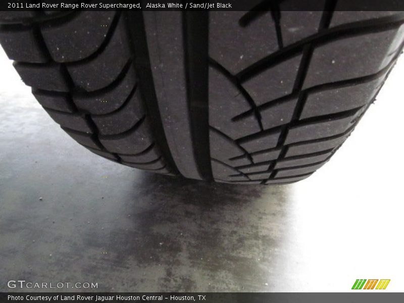 Alaska White / Sand/Jet Black 2011 Land Rover Range Rover Supercharged