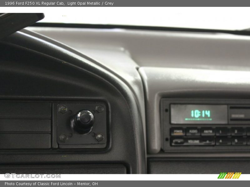 Light Opal Metallic / Grey 1996 Ford F250 XL Regular Cab