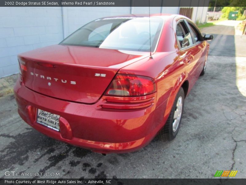Inferno Red Pearl / Sandstone 2002 Dodge Stratus SE Sedan
