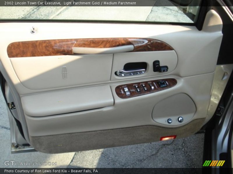 Light Parchment Gold / Medium Parchment 2002 Lincoln Town Car Executive
