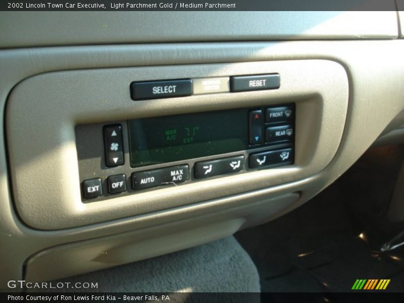 Light Parchment Gold / Medium Parchment 2002 Lincoln Town Car Executive