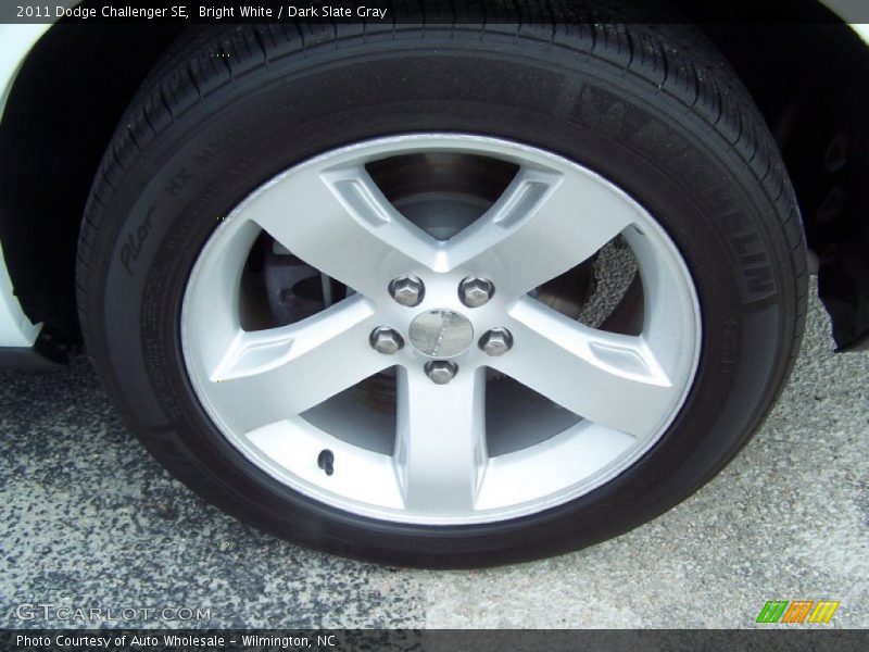 Bright White / Dark Slate Gray 2011 Dodge Challenger SE