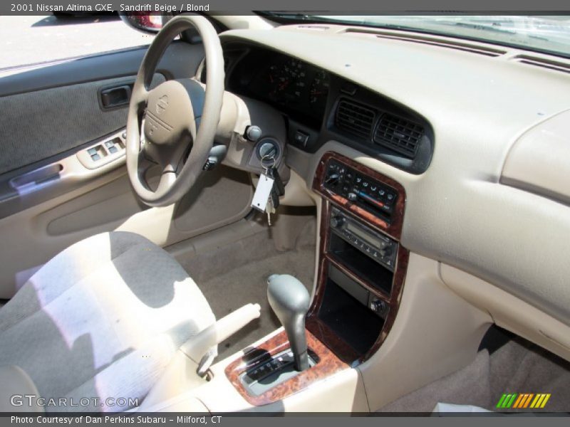 Sandrift Beige / Blond 2001 Nissan Altima GXE