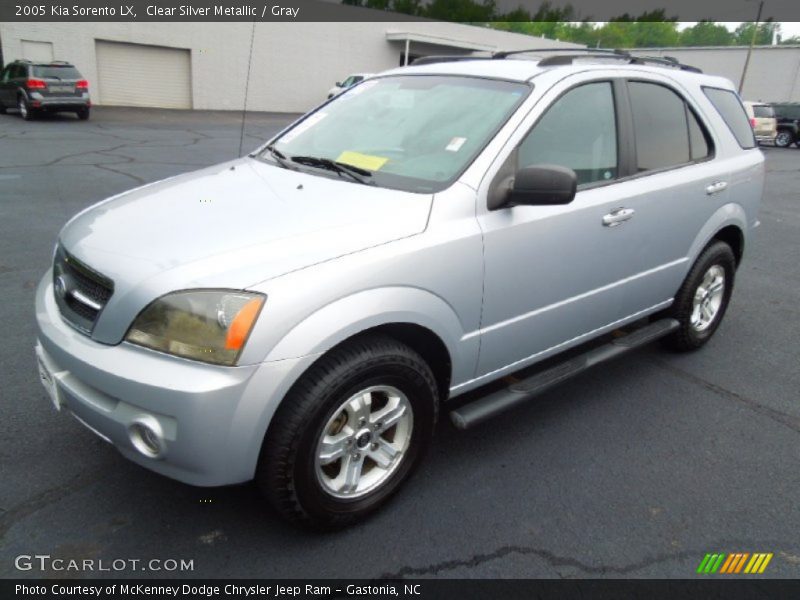 Front 3/4 View of 2005 Sorento LX