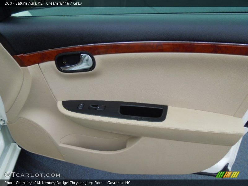 Cream White / Gray 2007 Saturn Aura XE