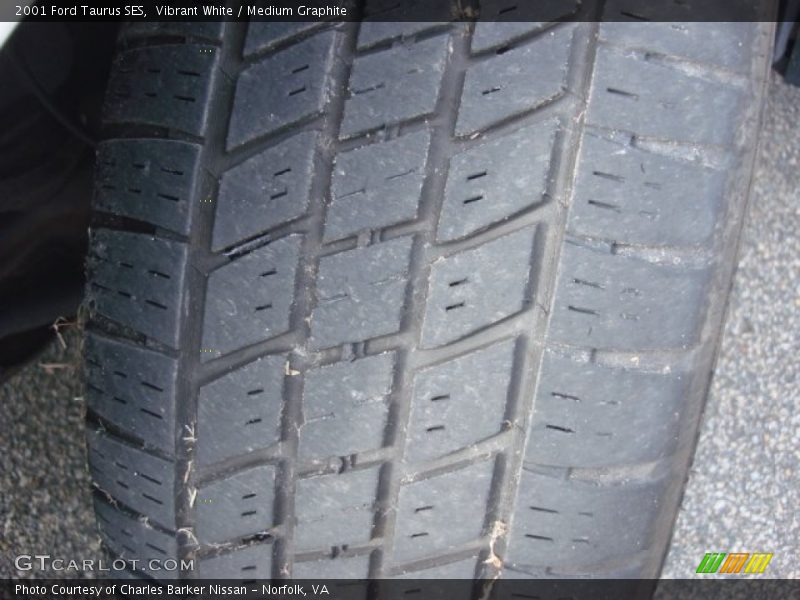 Vibrant White / Medium Graphite 2001 Ford Taurus SES