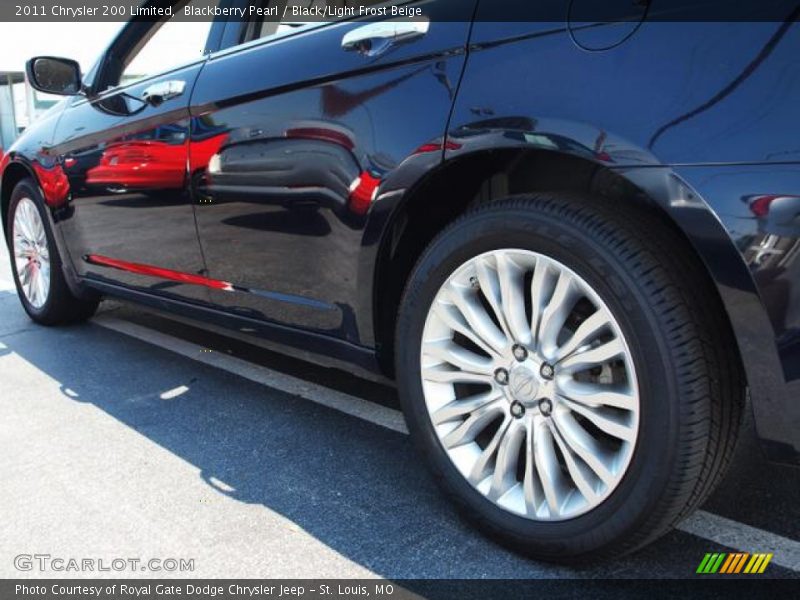 Blackberry Pearl / Black/Light Frost Beige 2011 Chrysler 200 Limited