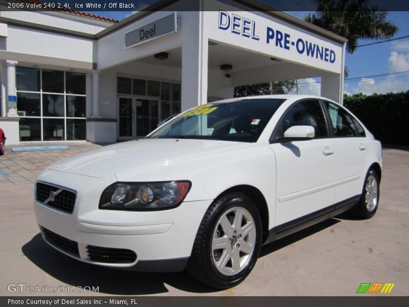 Ice White / Off Black 2006 Volvo S40 2.4i