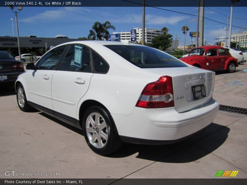 Ice White / Off Black 2006 Volvo S40 2.4i