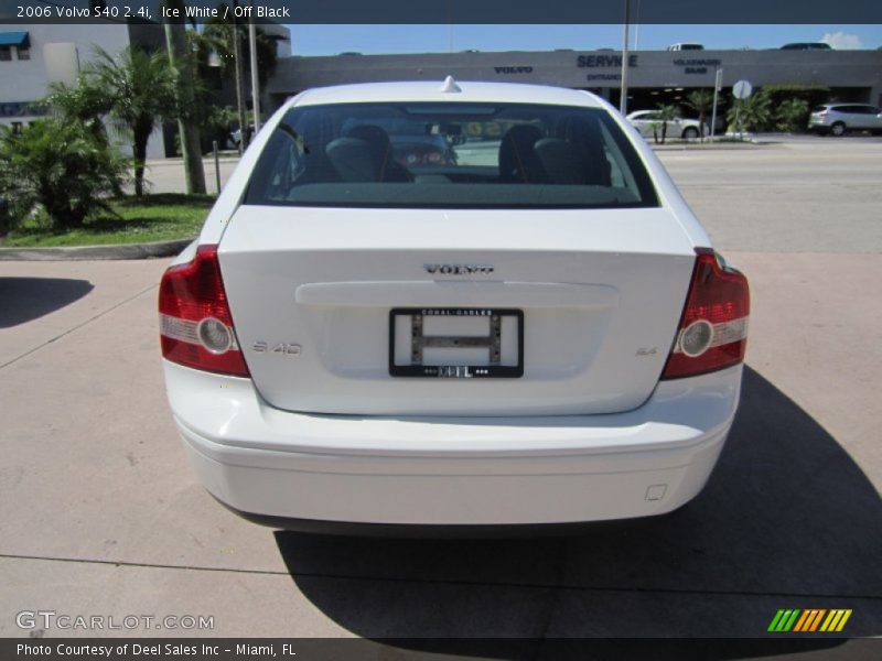 Ice White / Off Black 2006 Volvo S40 2.4i