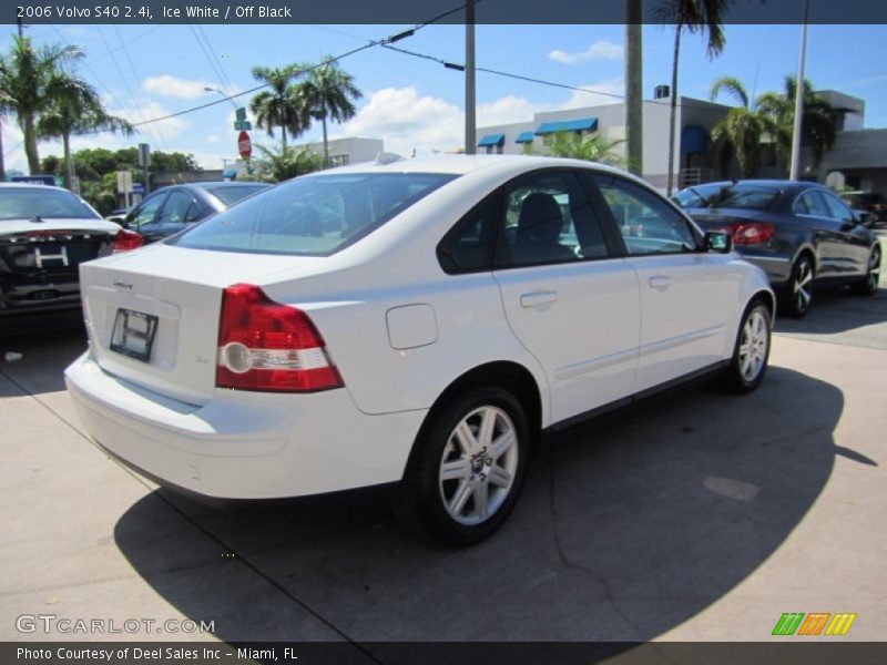 Ice White / Off Black 2006 Volvo S40 2.4i
