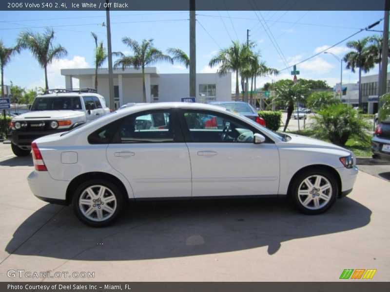 Ice White / Off Black 2006 Volvo S40 2.4i