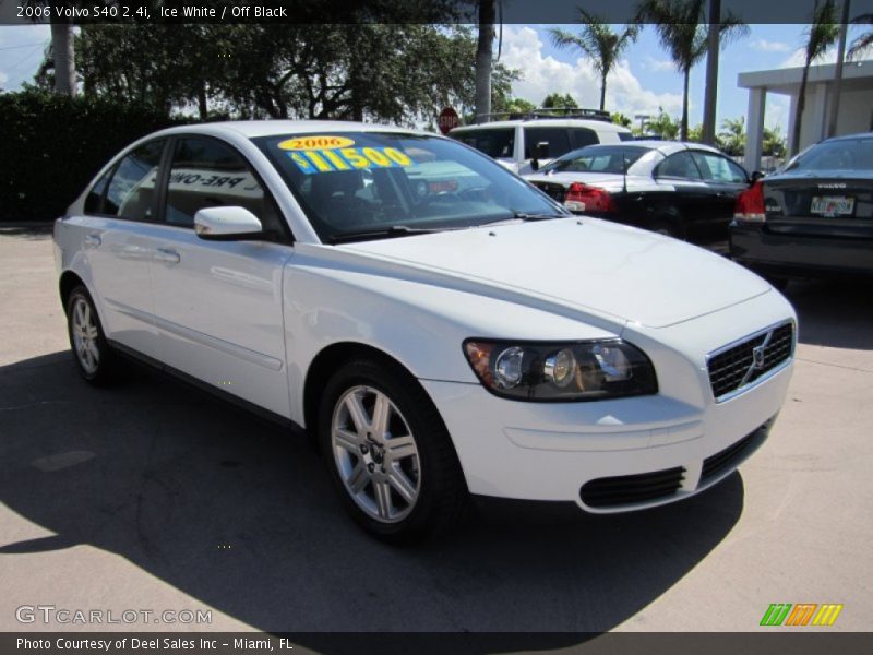 Ice White / Off Black 2006 Volvo S40 2.4i