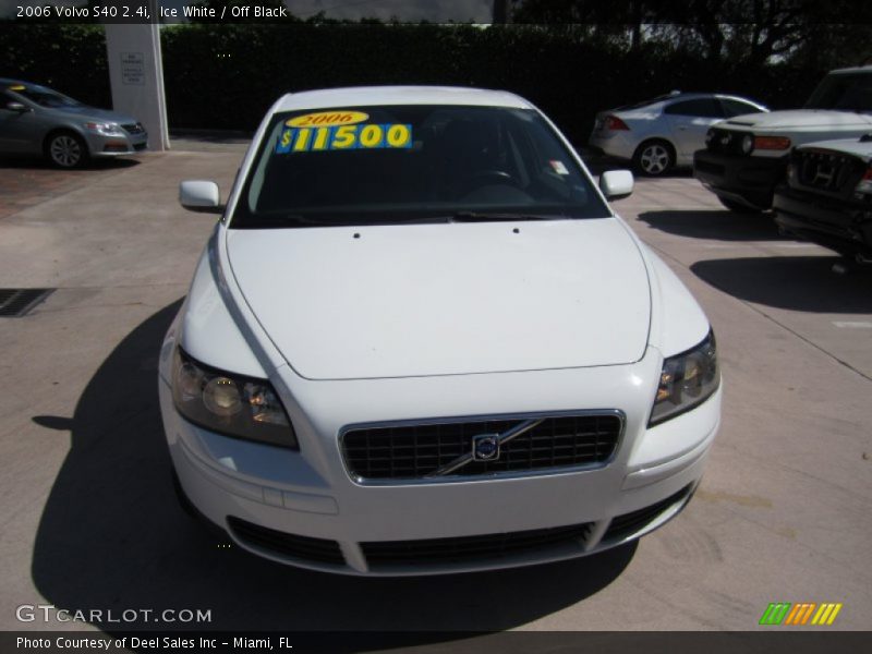 Ice White / Off Black 2006 Volvo S40 2.4i