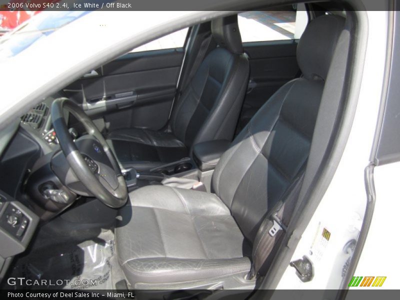 Ice White / Off Black 2006 Volvo S40 2.4i