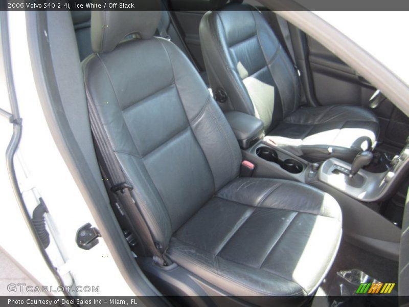 Ice White / Off Black 2006 Volvo S40 2.4i
