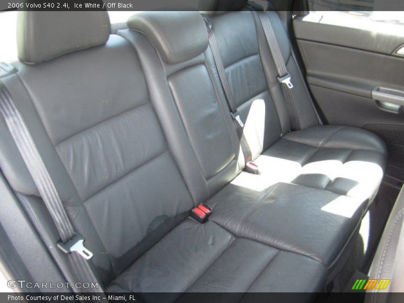 Ice White / Off Black 2006 Volvo S40 2.4i