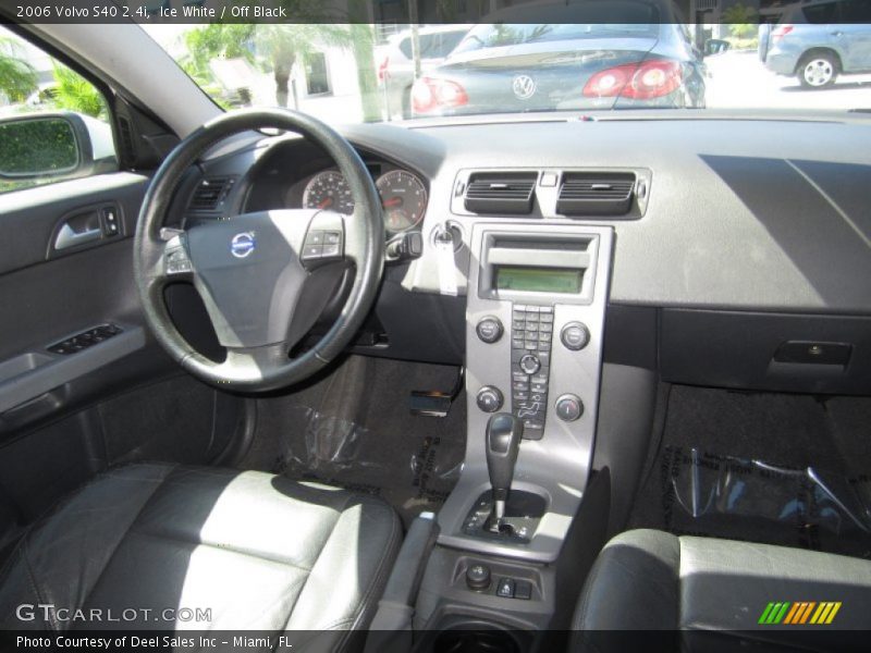Ice White / Off Black 2006 Volvo S40 2.4i