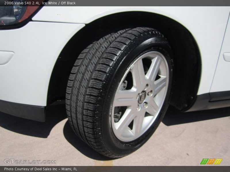 Ice White / Off Black 2006 Volvo S40 2.4i
