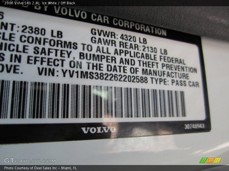 Ice White / Off Black 2006 Volvo S40 2.4i