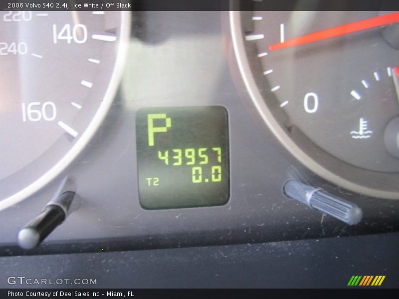 Ice White / Off Black 2006 Volvo S40 2.4i