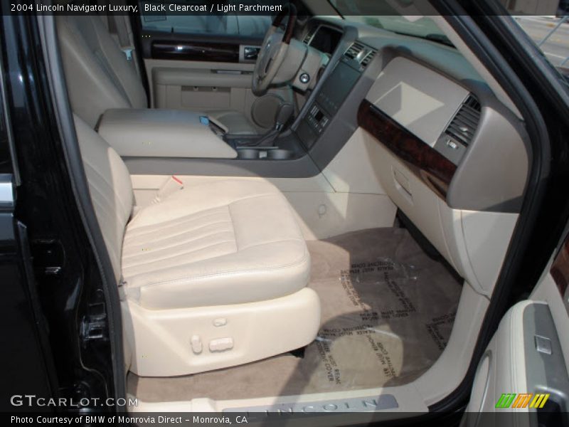 Black Clearcoat / Light Parchment 2004 Lincoln Navigator Luxury