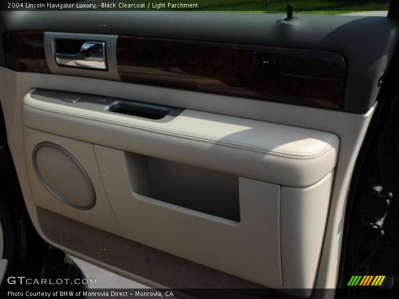 Black Clearcoat / Light Parchment 2004 Lincoln Navigator Luxury