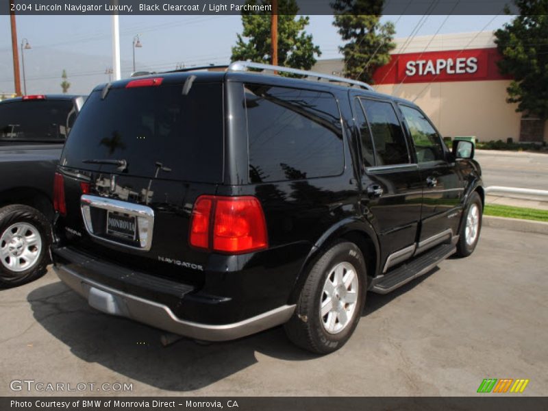 Black Clearcoat / Light Parchment 2004 Lincoln Navigator Luxury