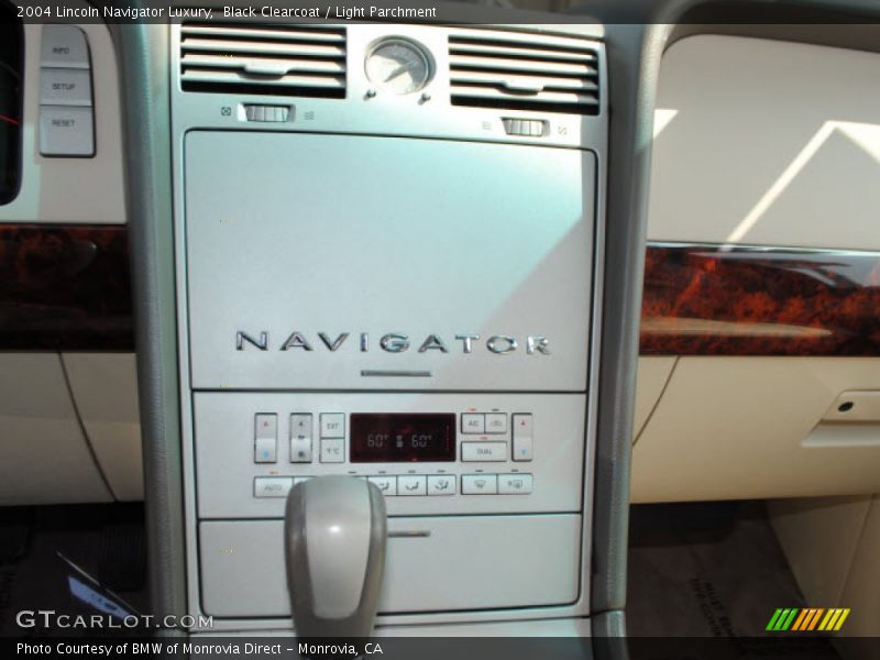 Black Clearcoat / Light Parchment 2004 Lincoln Navigator Luxury