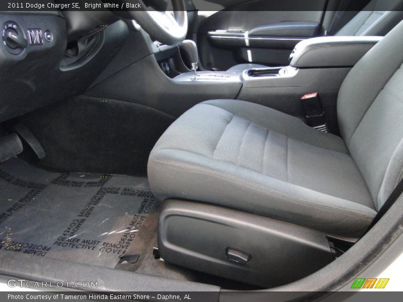 Bright White / Black 2011 Dodge Charger SE