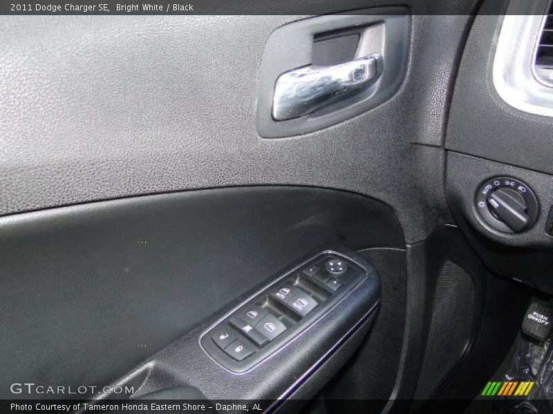 Bright White / Black 2011 Dodge Charger SE
